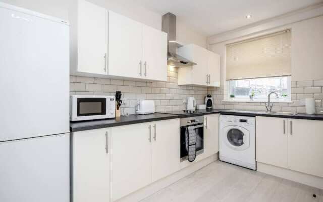 Homely Spaces Apt A, Large Studio W/king, 2guests