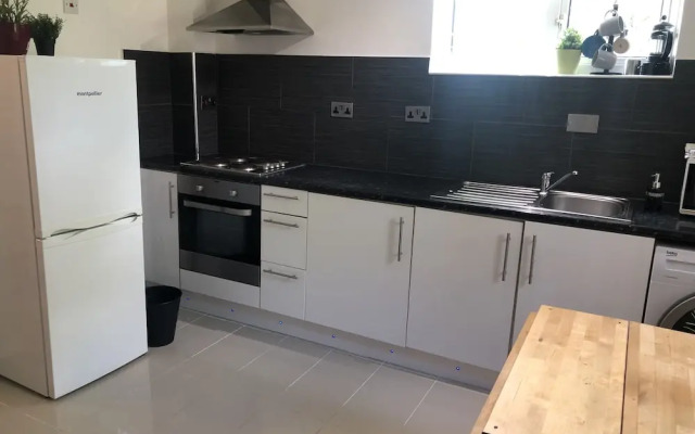 2 bedroom Apartment  Heathrow Airport