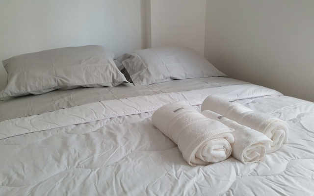 Apt 2 quartos com varanda próximo Praça Casa Forte o bairro mais agradável do Recife ARN901