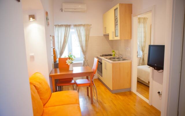 Summer Lounge Apartments