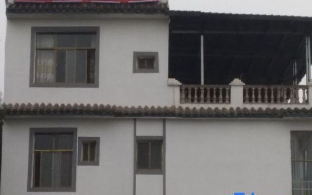 Luoping Mountain foot Renjia Station