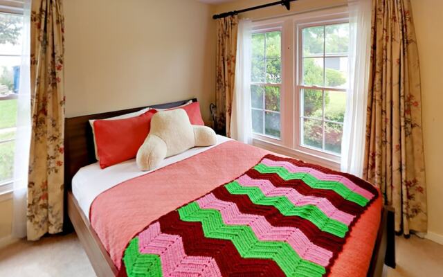 3BR 2BA Brentwood Home by RedAwning