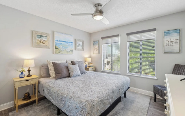 Seaside Bliss Retreat Coastal Condo for 6