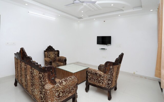 OYO 10066 Home Modern 3BHK Gulab Bagh