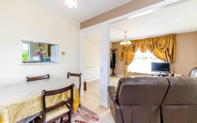 Lovely 3 Bedroom House, Northolt