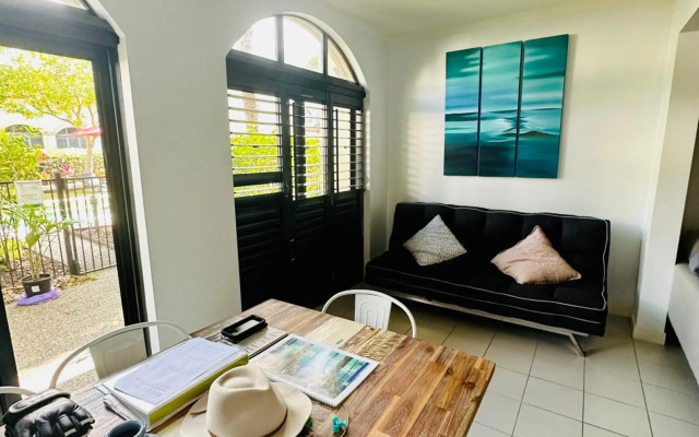 Palm Cove Pool Access Apartment