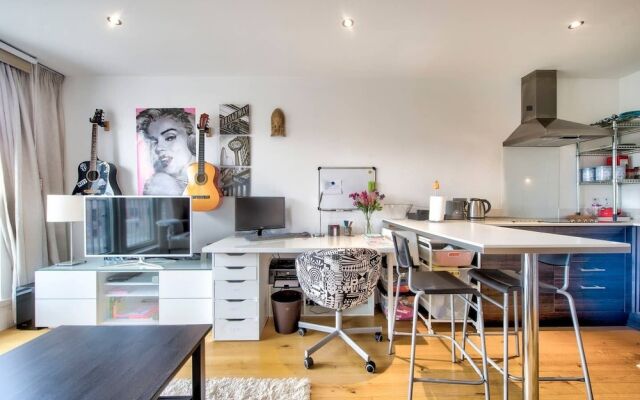 Bright, Modern 1 Bed in Melvin Walk