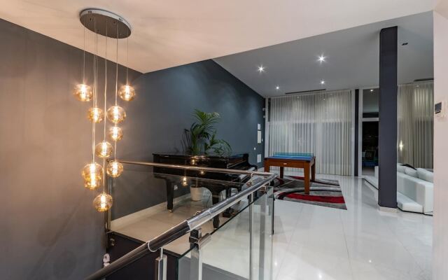 Luxurious Villa. Overflowing Pool 100 Meters From the Beach