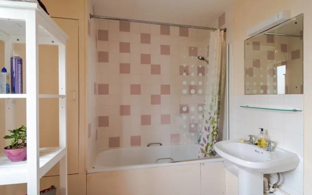 A Cosy 1 Bedroom Flat With a Balcony