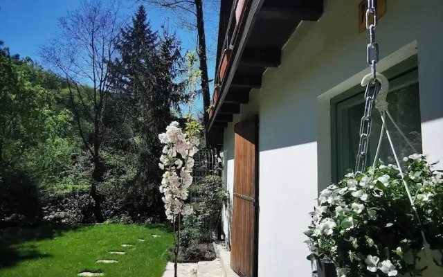 Sunny Wooden House on Creek, 30 Minutes Prague