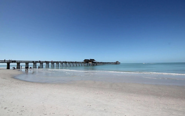 Naples Park Central Hotel