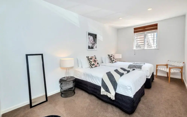 Spacious 2 Bedroom Newmarket Apartment W Carpark