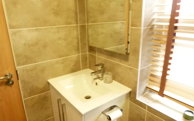 SS Property Hub - City of London Studio Apartment 9