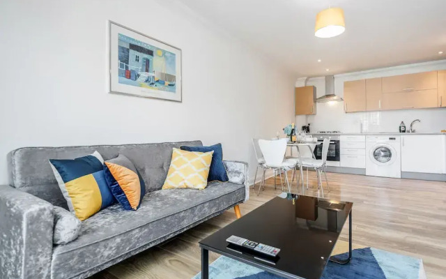 Bright and Cozy 2-bed Apartment in Dagenham