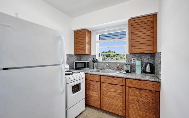 Waves on Desoto Deluxe Studio 9