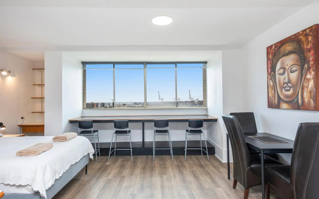 Apartment 201 - Fremantle studio apartment with ocean and harbour views