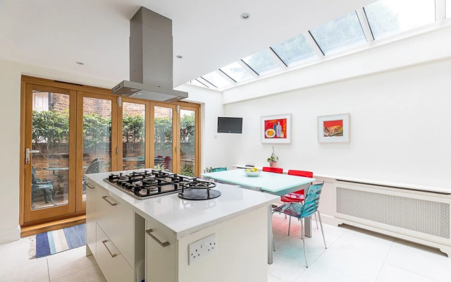 JOIVY Stunning 3 bed House Close to Westfield