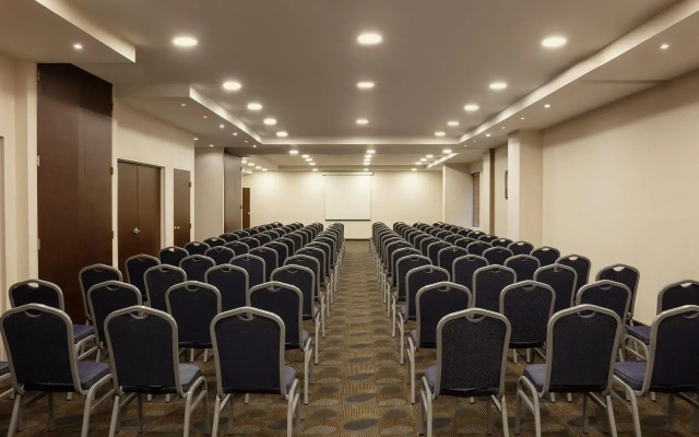 Krystal Urban Monterrey San Jerónimo