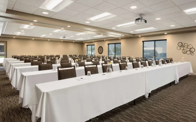 Country Inn & Suites by Radisson, St. Cloud West, MN