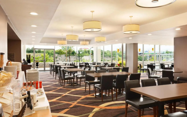 Travelodge by Wyndham Niagara Falls Fallsview