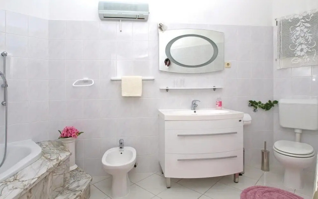 Amazing Home in Omis With Sauna, Wifi and 6 Bedrooms