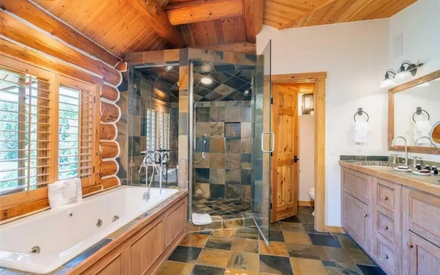 Slopeside Lodge