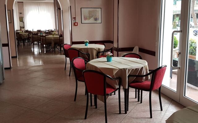 Hotel Ceccarini 9