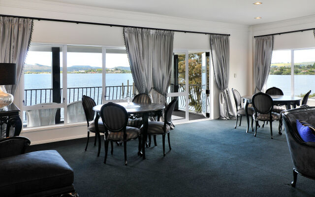 Black Swan Lakeside Boutique Hotel