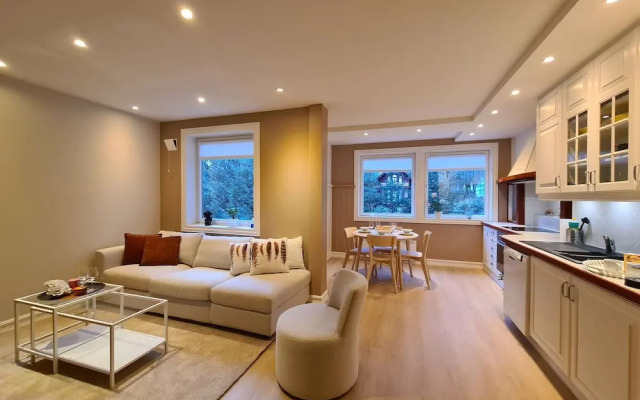 Beautiful, Spacious And Modern, 2-bedroom, Near Center, Free Parking