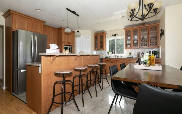 LUXURIOUS 5-Br Acreage | Year-Round Heated Pool & HotTub | Mtn View | Pool Table