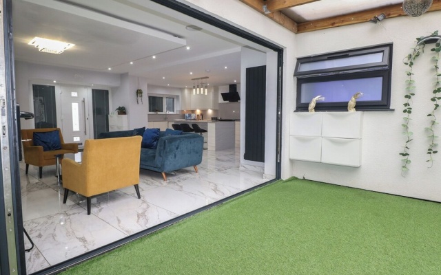 Falcon Bal House