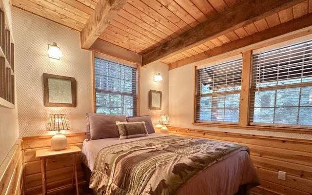 Chipmunk Lodge 2 Bedroom Home by NW Comfy Cabins by RedAwning