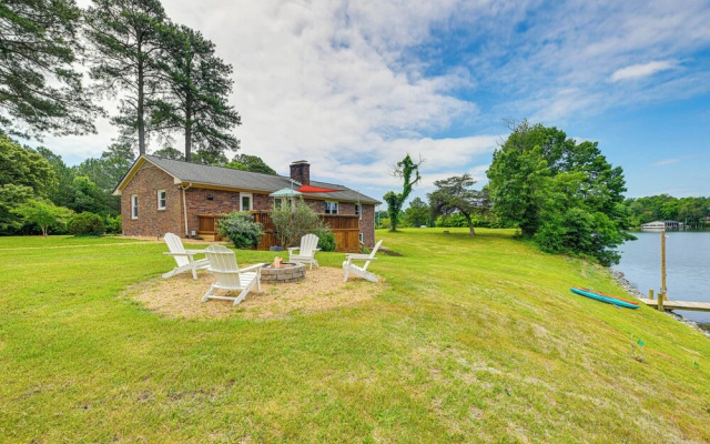 Riverfront Virginia Home - Dock, Fire Pit & Kayaks