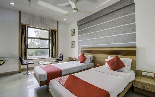 OYO 1000 Hotel Admiral Suites