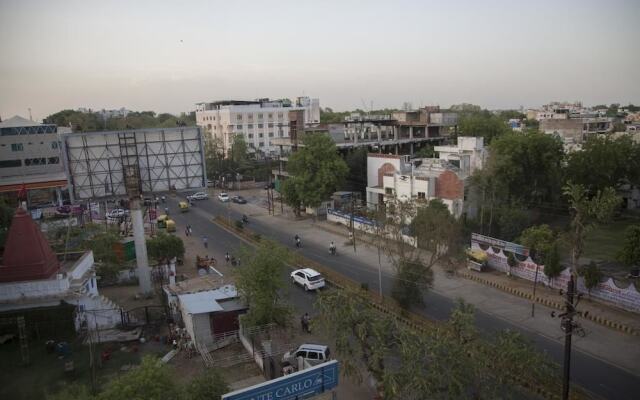 ADB Rooms Hotel Sahiwa