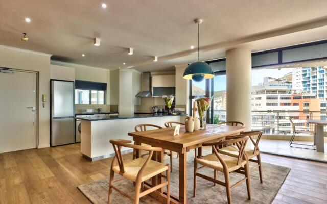 Stylish, Modern Apartment With Breathtaking Views.