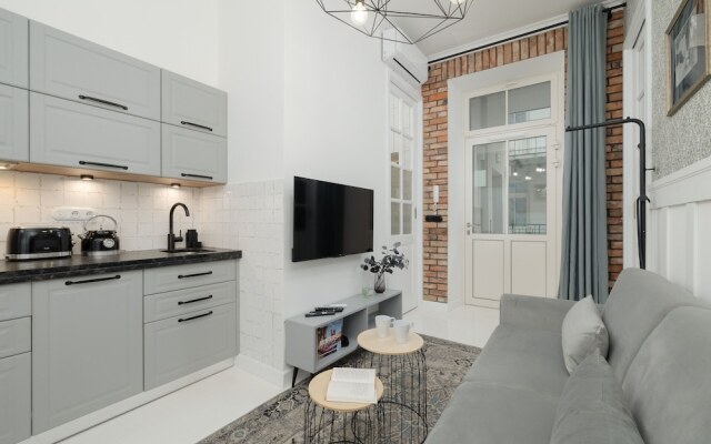 Air Conditioning & Balcony by Renters