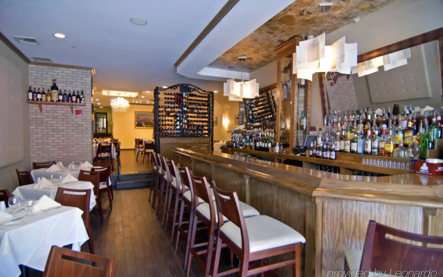 Marco LaGuardia Hotel & Suites