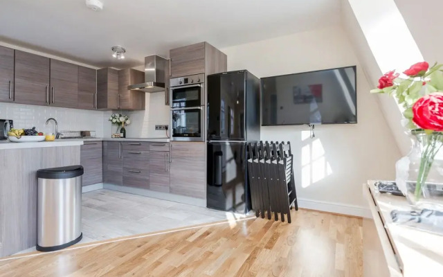 Taste Central London Living in Lush Home