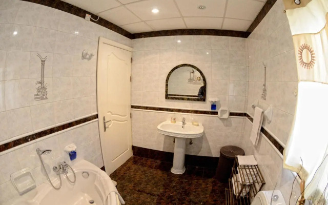 Village Corner 3 bedroom apartment with garage