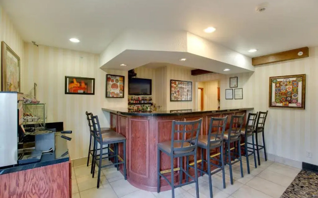 Cobblestone Inn & Suites - Clintonville