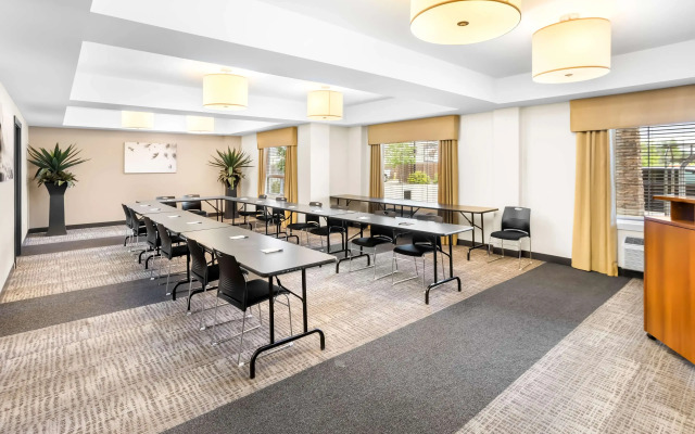 Best Western Thompson Hotel & Suites
