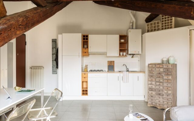 JOIVY Classic Top-Floor Studio By Park