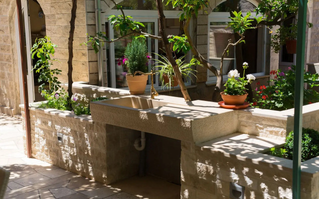 Apartment Zora - with large garden terrace: A Donji-Polanda Supetar, Island Brac