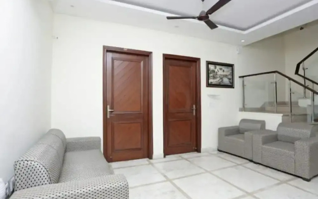 Goroomgo Noida Royal Residency