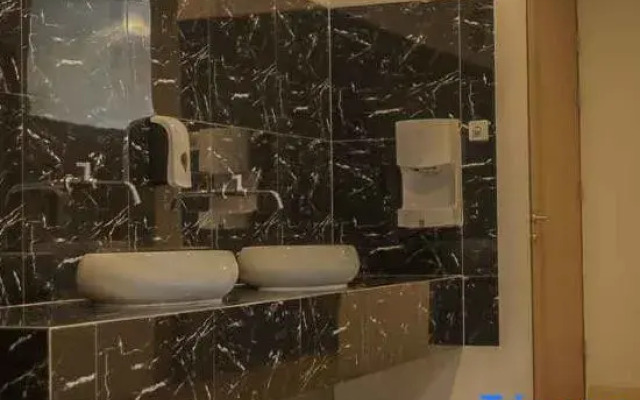 Front One Premier King Hotel