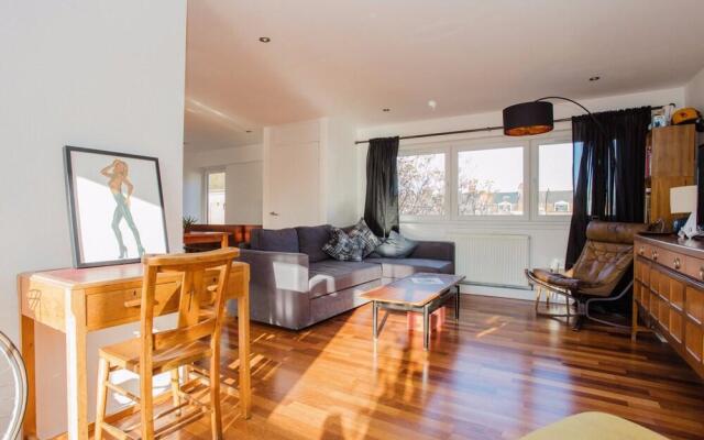 2 Bedroom Flat in Whitechapel with Large Balcony