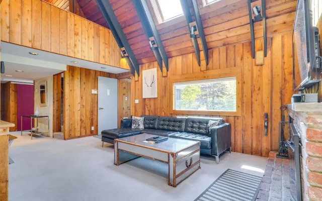 Stratton Shuttle Access! Vermont Mountain Hideaway