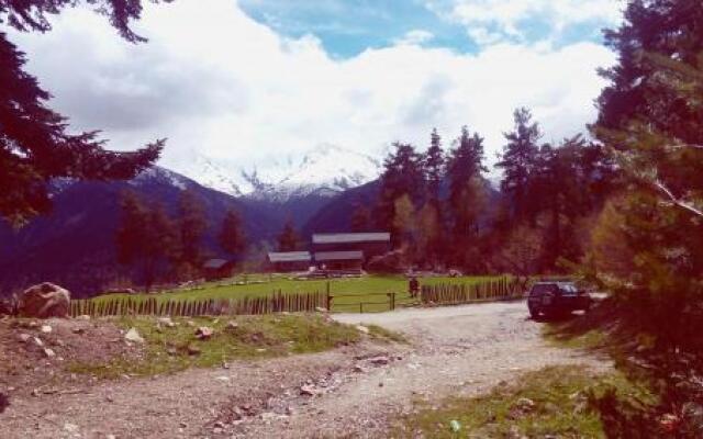 Heshkili huts Svaneti