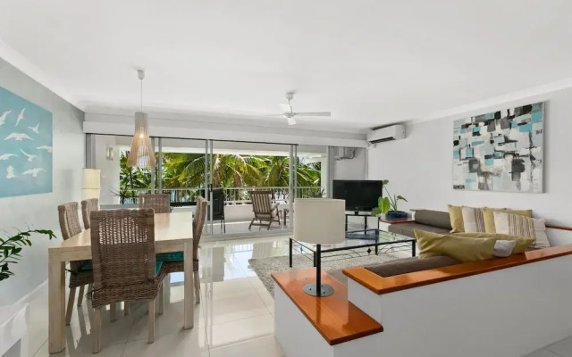 Belle Escapes - Absolute Beachfront Apartment Alamanda Resort “28”